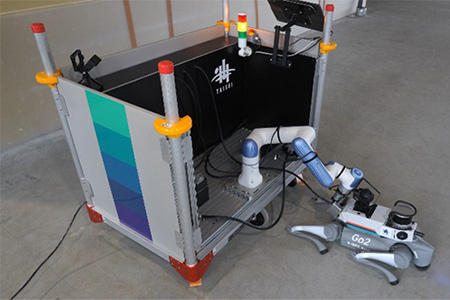 写真2　四足歩行ロボットへの給電状況