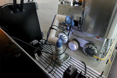 写真3　清掃ロボットへの給電状況