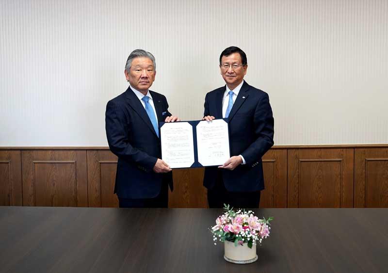 (NIMSでの署名式)右 NIMS/ 宝野和博 理事長、左 大成建設/ 相川善郎 代表取締役社長