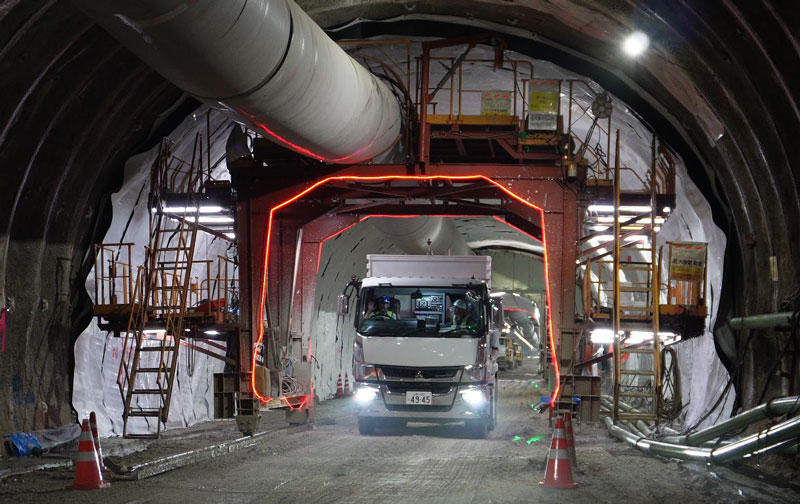 写真2 建設中のトンネル坑内でのSLAM技術を活用した自動運転状況