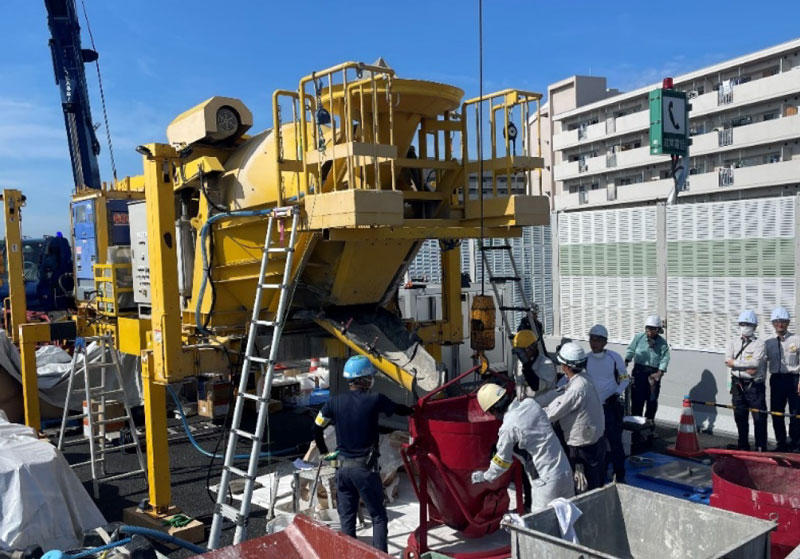 施工状況(移動式プラントによる橋梁上でのT-<i>e</i>Concrete/Carbon-Recycleの製造)