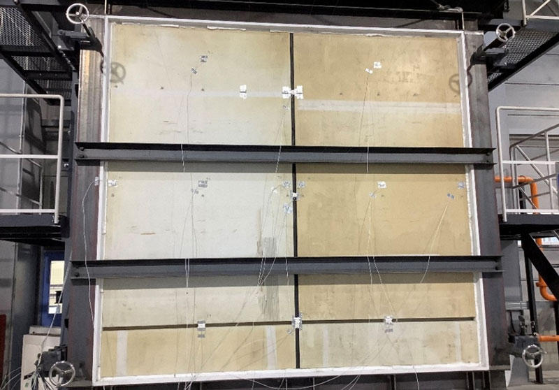 写真1　カーテンウォールの加熱試験状況