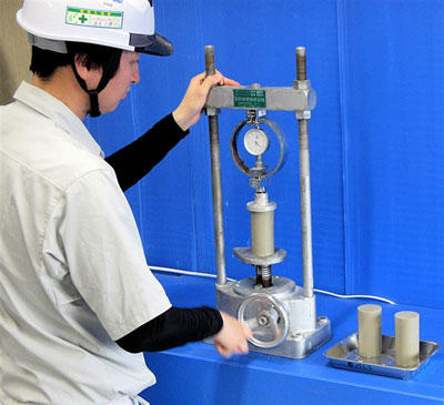 写真4　一軸圧縮強度試験（1時間後）