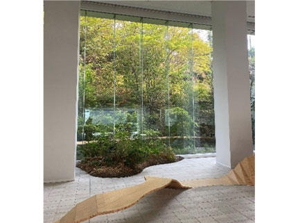 地域在来種を主とした緑地空間（エントランスロビー）