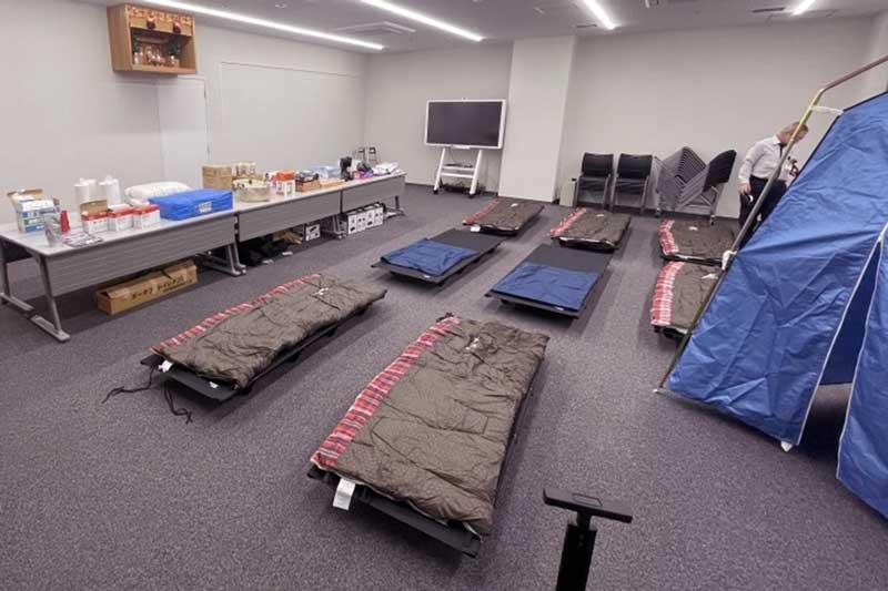 支店において備蓄品配付と宿泊場所を整備した様子