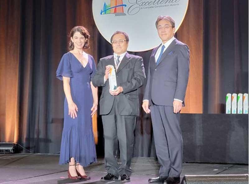 コンクリート協会マリア・ジェンガ―会長（左）と当社 辰濃達シニアエンジニア（中央）、同 島津幸二部長（右）