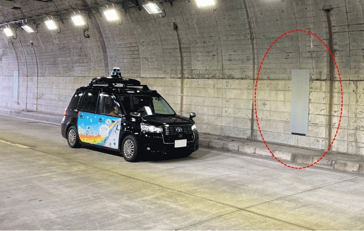 写真1 トンネル内での反射体設置状況