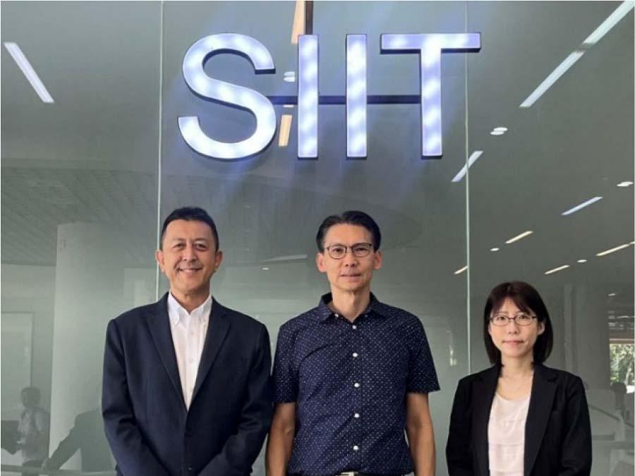 現地拠点関係者（左：大成タイランド・大場社長、中央：タマサート大学Somnuk教授、右：当社社員