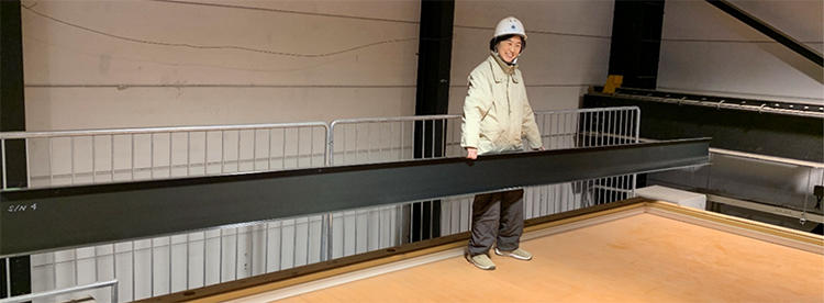 写真1 CFRP梁(長さ6m×高さ250mm、重量約17kg)