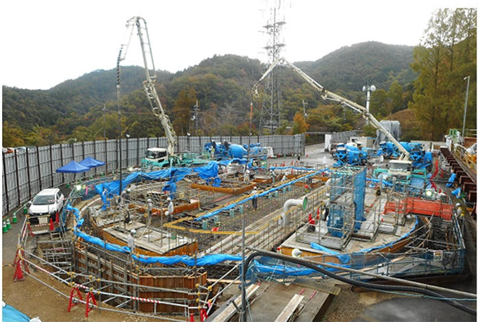 写真1 コンクリート打込み状況(天ヶ瀬ダム) (コンクリートポンプ車2台で実施