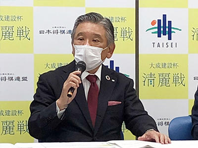 挨拶する相川社長