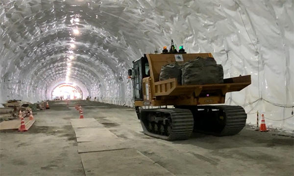 写真２　建設中のトンネル坑内でのSLAM技術を活用した自動運転状況
