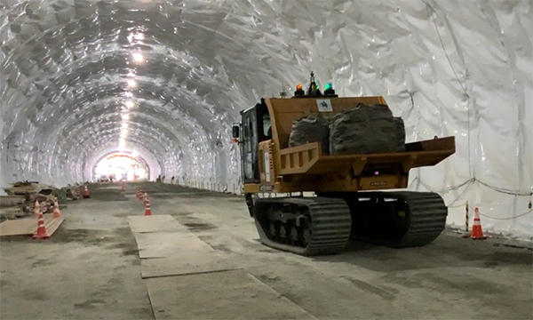 写真2 建設中のトンネル坑内でのSLAM技術を活用した自動運転状況