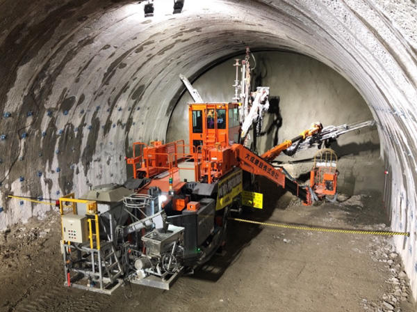 写真1 本技術による施工状況(木与防災木与第三トンネル)
