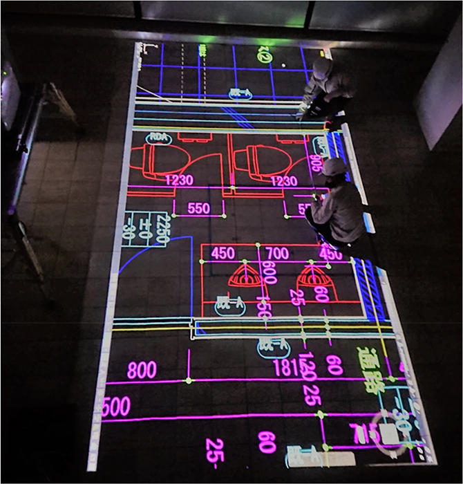 写真1　プロジェクションマッピングによる施工図面の投影状況