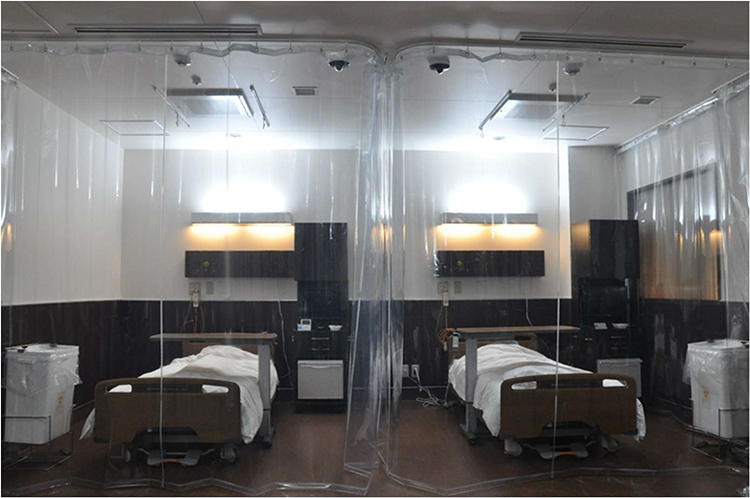 写真1 エアロゾル感染対応多床室