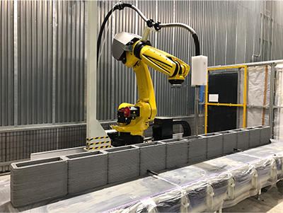 写真1 ロボットの移動による造形状況
