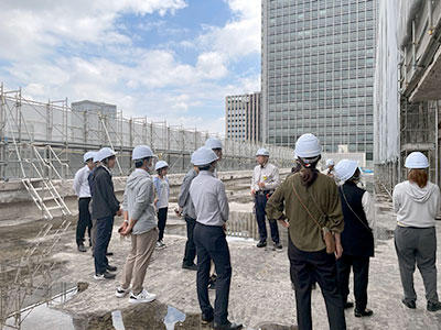 作業所での現場説明の様子(環境省新庁舎改築工事作業所)