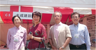 とかしき環境副大臣（左から二人目） 亀澤執行役員環境本部長（右から二人目）